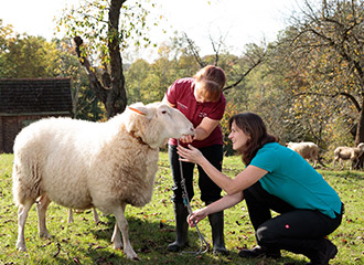 Anja und Ilona mit Schaf