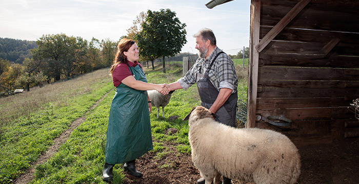 Claudia beim Kunden mit Schaf